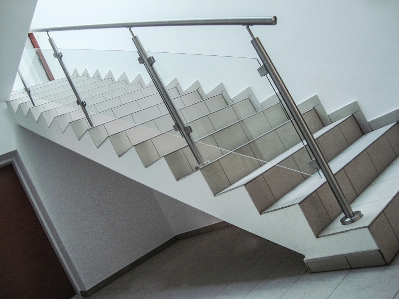 sklenené zábradlie